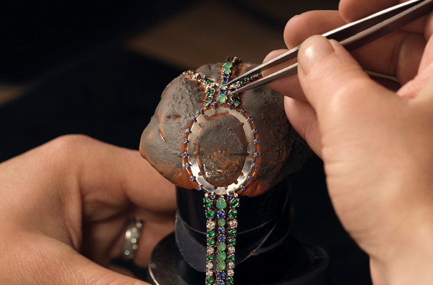 Cartier s’engage pour la transmission des métiers d’art horlogers - journalduluxe.fr